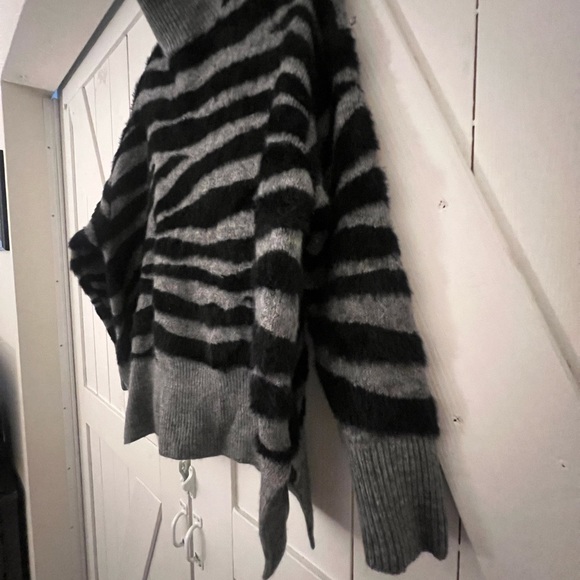 Gorgoues sweater; incredible soft, never worn - Picture 4 of 6